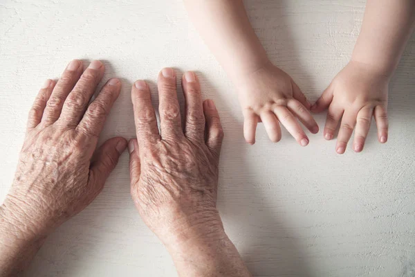 高齢者の女性と子供の手を一緒に. — ストック写真