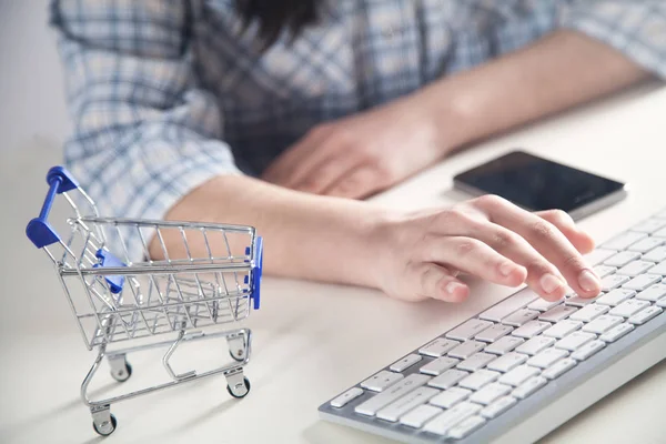 Mädchenhand mit Computertastatur. Online-Shopping-Konzept — Stockfoto