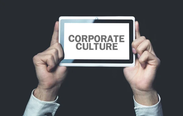Hombre sosteniendo el texto Cultura Corporativa en pantalla de tableta . —  Fotos de Stock
