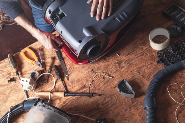 Elektrikli süpürge tamircisi. Onarılıyor