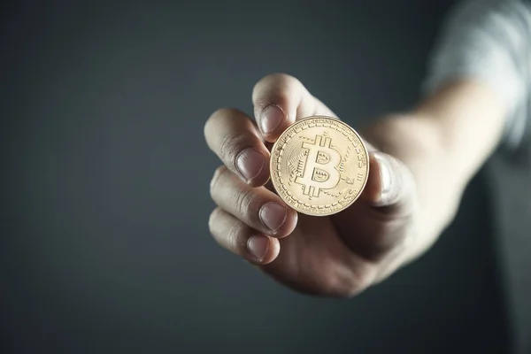 İşadamı holding altın bitcoin. Sanal para kavramı — Stok fotoğraf