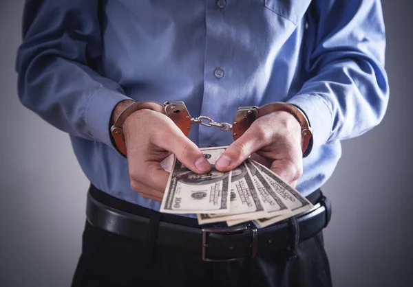Uomo d'affari in manette con dollari. Crimine d'impresa — Foto Stock