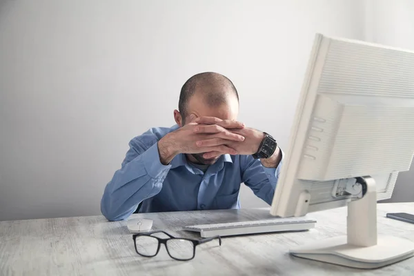 Caucásico cansado hombre de negocios en escritorio de la oficina . —  Fotos de Stock