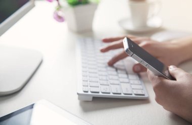 Akıllı telefon kullanan bir iş kadını. Teknoloji