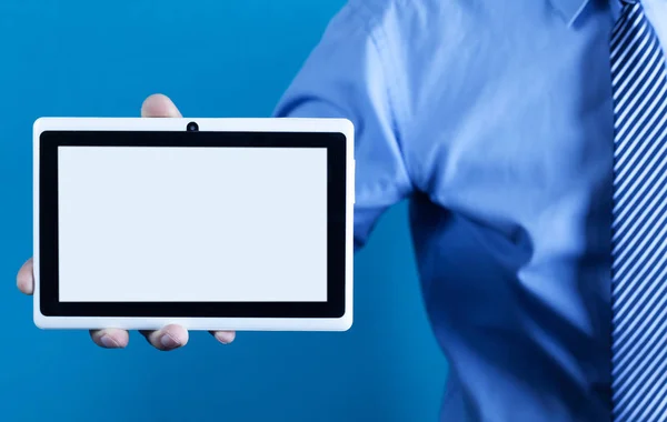 Mann zeigt weißes digitales Tablet. Technologie — Stockfoto