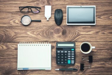 Ofis masası. Ahşap arka plandaki tablet ve diğer nesne