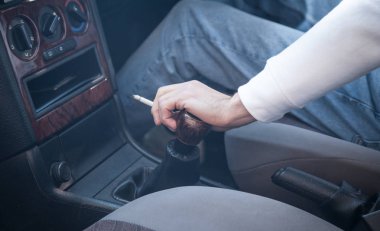 Adam sigara içiyorum. Sürüş ve sigara