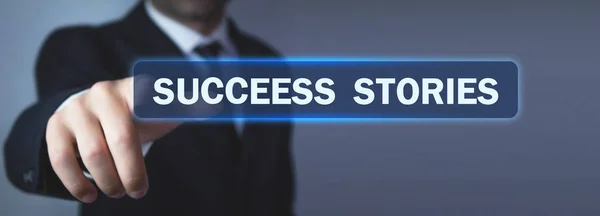 Человек вручную нажимает на экран текст Success Stories . — стоковое фото