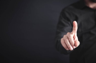 İş adamı ekranı işaret ediyor ya da dokunuyor. 