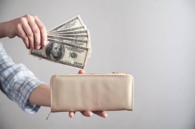 Cüzdanı olan bir iş kadını.. 