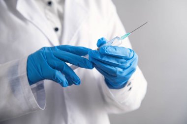 Doktor elinde şırınga tutuyor. Sağlık ve Sağlık Hizmetleri 