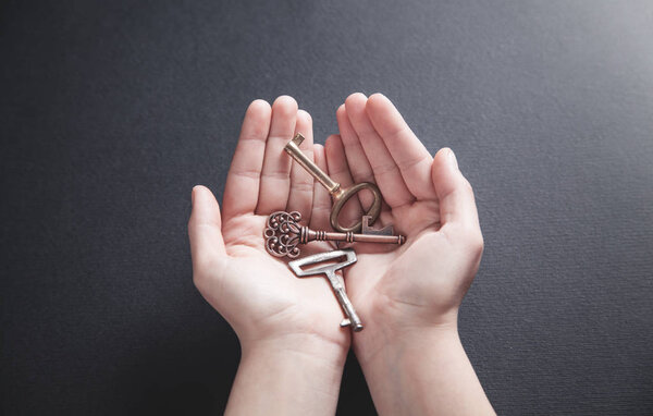 Руки держат старые ключи. Бизнес, успех
