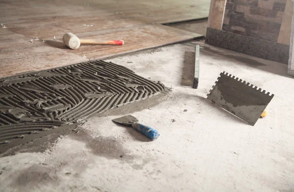 Verlegung keramischer Bodenfliesen. Sanierung des Fußbodens — Stockfoto
