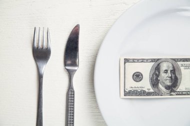 Tabakta dolar. Yemek için para.