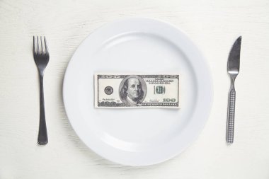 Tabakta dolar. Yemek için para.