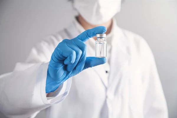 Tıp doktoru bir hasta için aşı tutar. Tıbbi konsept