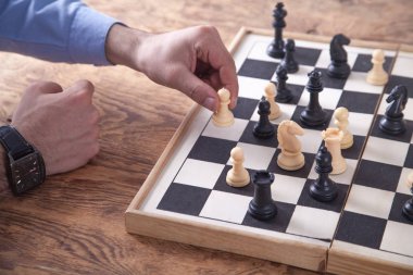 Satranç oynayan adam. Rekabet stratejisi kavramı