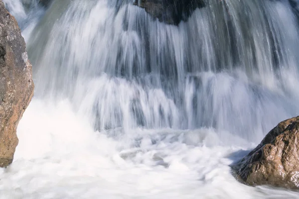 A pequena cachoeira com pedras . — Fotografia de Stock