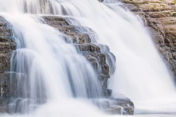 A pequena cachoeira com pedras . — Fotografia de Stock