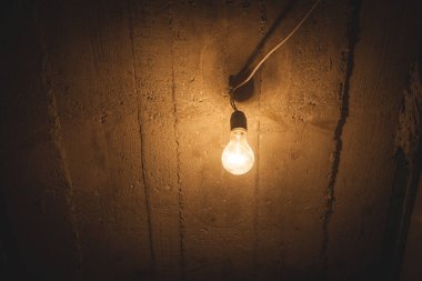 Tavandan ampul. Güç