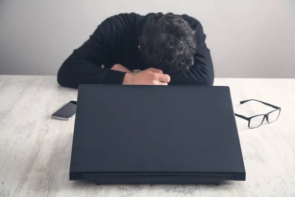 Caucásico cansado hombre de negocios en la oficina . —  Fotos de Stock