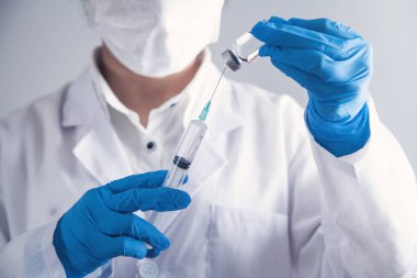 Doktor şırıngayı dolduruyor. Aşılama kavramı