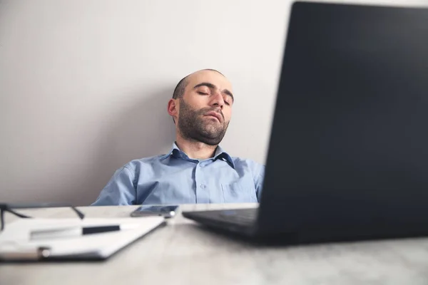 Caucásico cansado hombre de negocios en escritorio de la oficina . —  Fotos de Stock