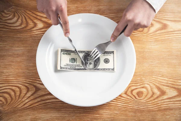 Tabakta 100 dolar. Bir dolar keser 