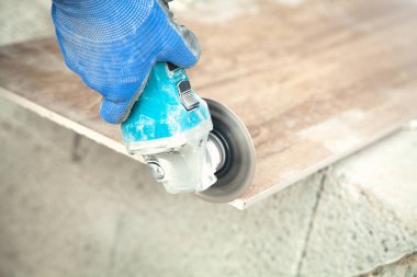 İşçi öğütücüyle fayans kesiyor..