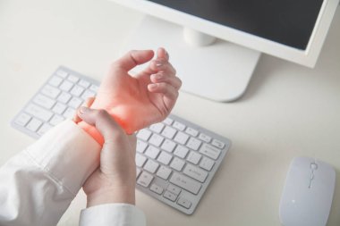 Bileğinde ağrı olan iş kızı. Bilgisayarda çalış. Ofis ve