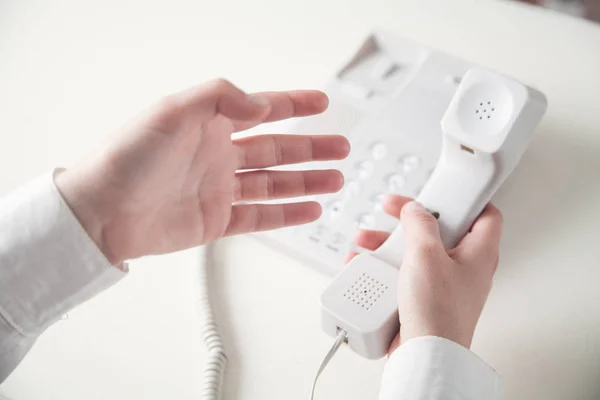 Trabalhador de escritório segurando receptor de telefone . — Fotografia de Stock