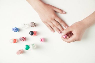 El manikür ile çivi boyar.