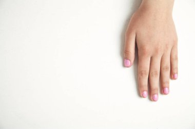 Salonda güzel manikür ile el. Moda