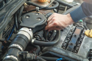 Mekanik araba motoru tamir.
