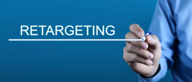 Adam ekranda Retargeting metin yazıyor. Iş