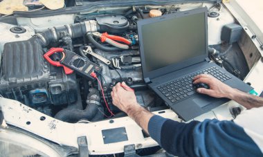  Teknisyen kullanarak bir dizüstü bilgisayar ile araba motoru kontrol.