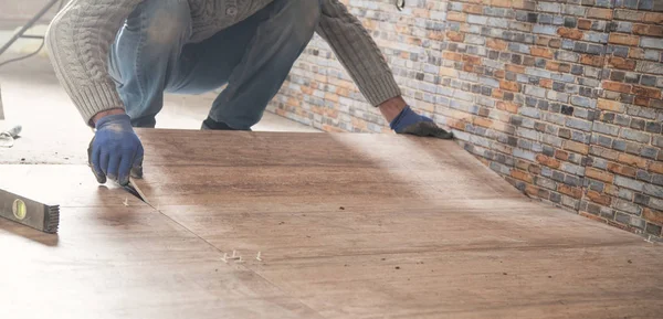 Laying floor ceramic tile. Renovating the floor — Stock Photo, Image