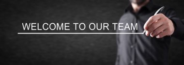 Adam ekrana Hoş Geldiniz Ekibimiz metin yazıyor.