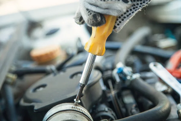 Mecánico sosteniendo destornillador amarillo. Reparación de automóviles, Centro de servicio — Foto de Stock
