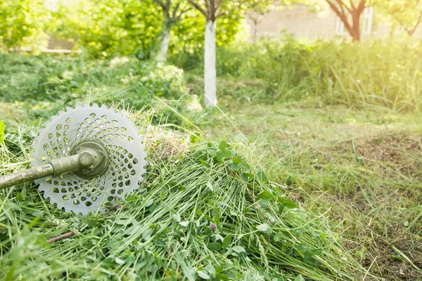 Cortadora de hierba con una hierba en el jardín. — Foto de Stock