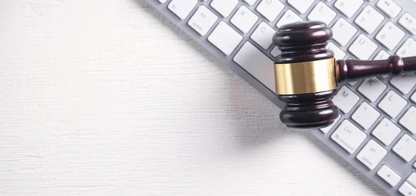 Bilgisayar klavyesinden Yargıç Tokmak. İnternet suçu kavramı