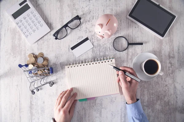 Un hombre escribiendo en el bloc de notas. Escritorio de oficina. Concepto empresarial — Foto de Stock