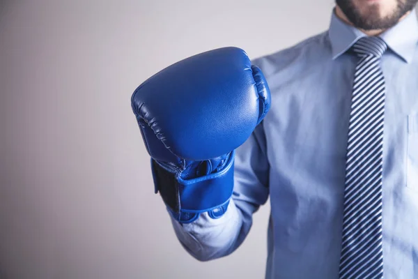 Uomo d'affari con i guanti da boxe. Affari, Potere, Sport — Foto Stock