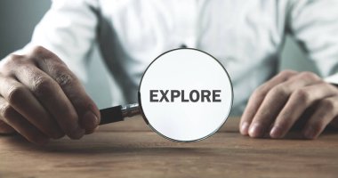 Büyütme camı tutan adam. Keşfetmek. Iş