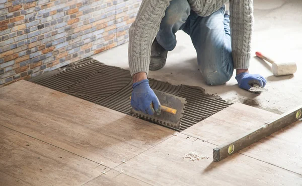 Laying floor ceramic tile. Renovating the floor — Stock Photo, Image
