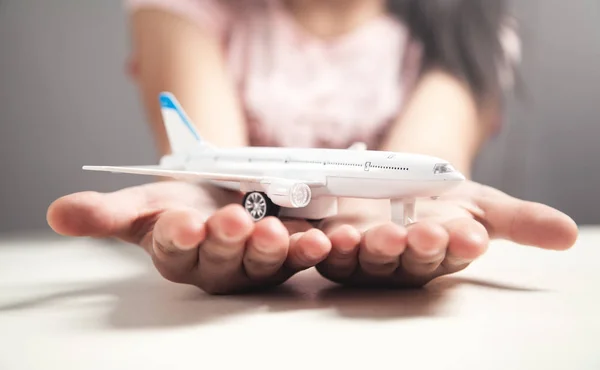 Mãos segurando modelo de avião. Viagens — Fotografia de Stock