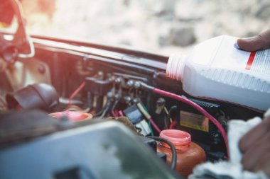  Motora motor yağı dökülüyor.. 