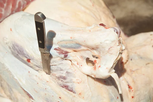 ナイフで生肉。肉を切る — ストック写真