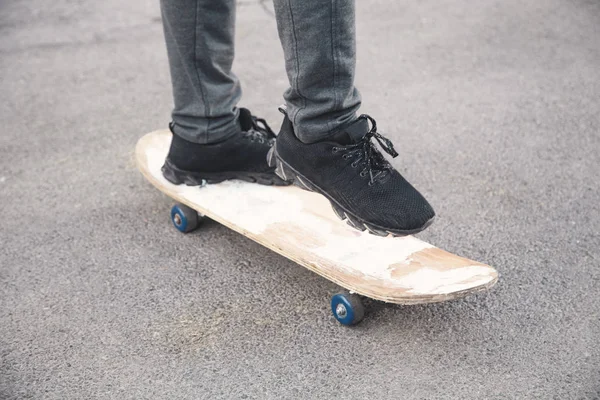 Garçon promenades sur skateboard dans l'asphalte. — Photo