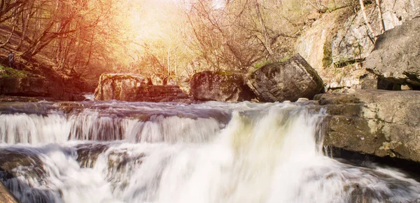 Der Wasserfall mit einem Felsen. Sommerzeit — Stockfoto